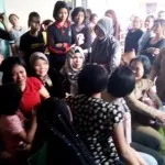 Tak Kuasa Melihat Jenazah Suami, Isteri Anggota Brimob Yang Tewas Bom Meledak Pingsan Tak Kuasa Melihat Jenazah Suami, Isteri Anggota Brimob Yang Tewas Bom Meledak Pingsan