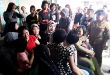 Tak Kuasa Melihat Jenazah Suami, Isteri Anggota Brimob Yang Tewas Bom Meledak Pingsan Tak Kuasa Melihat Jenazah Suami, Isteri Anggota Brimob Yang Tewas Bom Meledak Pingsan