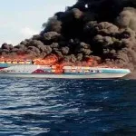 KM Bintang Surga Terbakar dan Tenggelam di Teluk Lasalimu SAR Dibantu Nelayan Evakuasi Penumpang KM Bintang Surga yang Terbakar