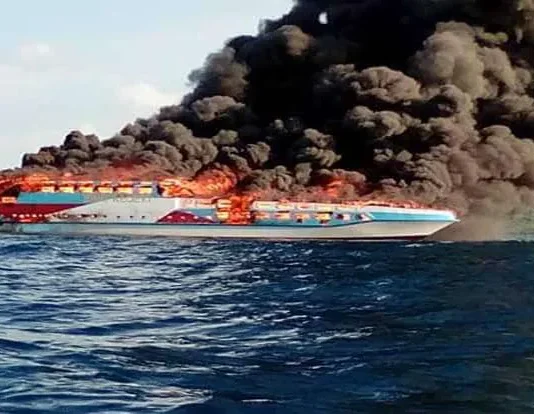 KM Bintang Surga Terbakar dan Tenggelam di Teluk Lasalimu SAR Dibantu Nelayan Evakuasi Penumpang KM Bintang Surga yang Terbakar