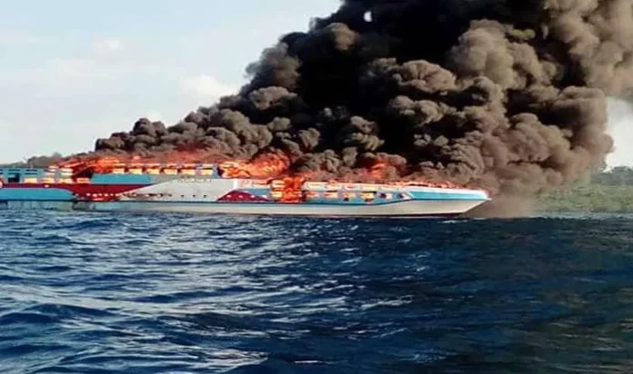 SAR Dibantu Nelayan Evakuasi Penumpang KM Bintang Surga yang Terbakar