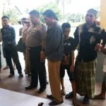Puluhan Warga Datangi Polres Konsel Saksikan Tersangka Pencurian Puluhan Warga Datangi Polres Konsel Saksikan Tersangka Pencurian