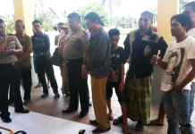Puluhan Warga Datangi Polres Konsel Saksikan Tersangka Pencurian Puluhan Warga Datangi Polres Konsel Saksikan Tersangka Pencurian