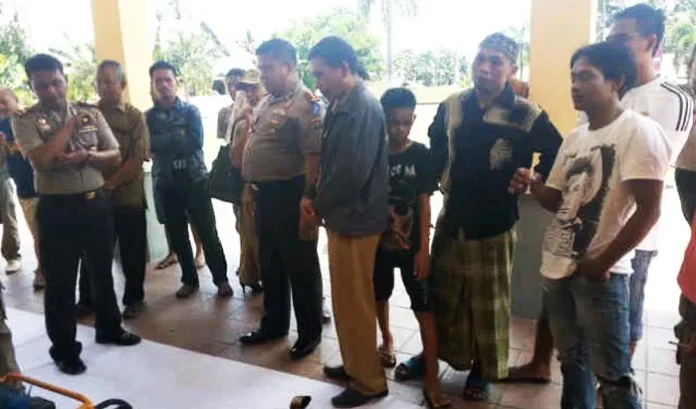 Puluhan Warga Datangi Polres Konsel Saksikan Tersangka Pencurian