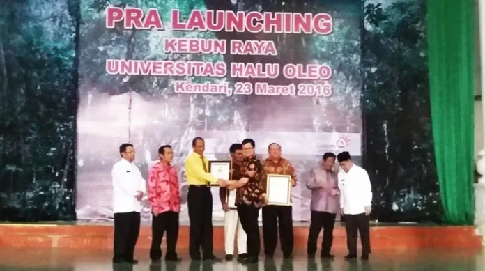 Bangun Kebun Raya, UHO Raih Rekor MURI