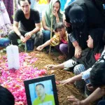 Isak Tangis Keluarga Mengiringi Pemakaman Kaharuddin, Korban Ledakan Bom UHO Isak Tangis Keluarga Mengiringi Pemakaman Kaharuddin, Korban Ledakan Bom UHO