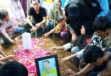 Isak Tangis Keluarga Mengiringi Pemakaman Kaharuddin, Korban Ledakan Bom UHO Isak Tangis Keluarga Mengiringi Pemakaman Kaharuddin, Korban Ledakan Bom UHO