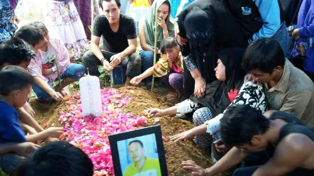 keluarga_brigadir_khaidir Isak Tangis Keluarga Mengiringi Pemakaman Kaharuddin, Korban Ledakan Bom UHO