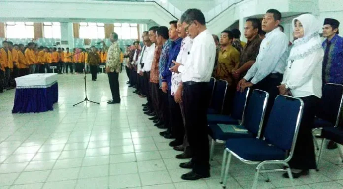 Rektor UHO Lantik Pengurus Lembaga Kemahasiswaan, Ini Harapannya