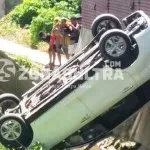 Mobil Mini Bus Terjun Bebas di Kali Kolaka Mobil Mini Bus Terjun Bebas di Kali Kolaka