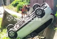 Mobil Mini Bus Terjun Bebas di Kali Kolaka Mobil Mini Bus Terjun Bebas di Kali Kolaka