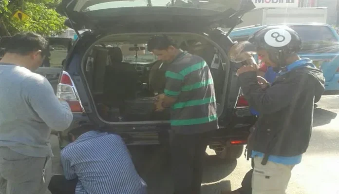 Ganti Ban di Pinggir Jalan, Uang Senilai 500 Juta Raib Ganti Ban di Pinggir Jalan, Uang Senilai 500 Juta Raib