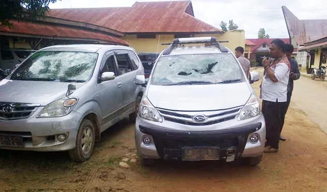 mobil_rusak_psu Jelang PSU Muna, Satu Ditikam 3 Unit Mobil Rusak