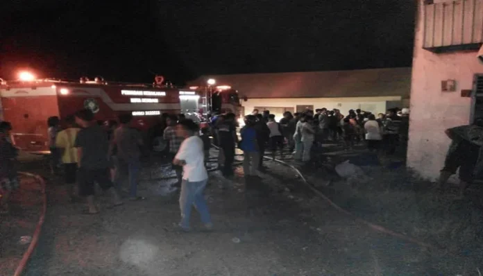 Kebakaran Gudang Pecah Belah di Kelurahan Kendari Caddi Berhasil Dipadamkan