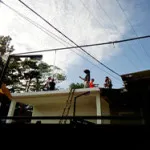 Euforia GMT, Mahasiswa di Kendari  Panjati Atap Rumah Demi Saksikan Gerhana