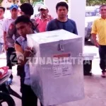 Polisi Bersenjata Lengkap Kawal Distribusi Logistik PSU Muna Polisi Bersenjata Lengkap Kawal Distribusi Logistik PSU Muna