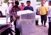 Polisi Bersenjata Lengkap Kawal Distribusi Logistik PSU Muna Polisi Bersenjata Lengkap Kawal Distribusi Logistik PSU Muna
