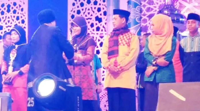 penyerahan_hadiah Kota Kendari Juara Umum MTQ ke-26, Baubau Juara Lasqi