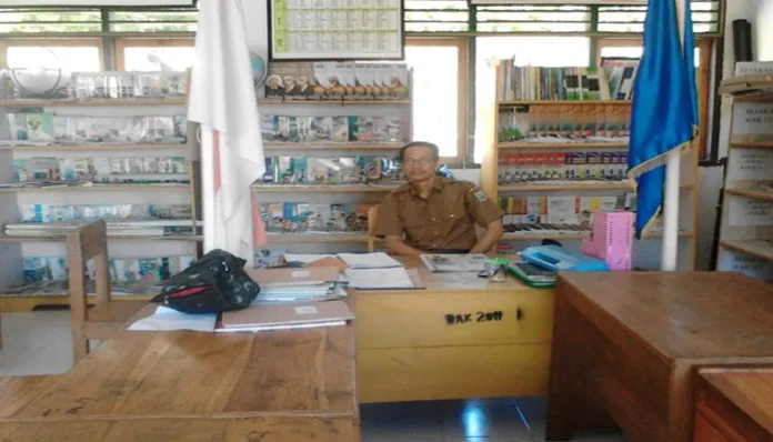 Berdiri 1966, Guru dan Kepsek di SD 3 Wawolesea Ngantor di Perpustakaan