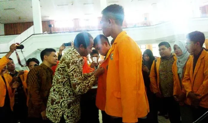 Ini Pesan Rektor UHO Pada Pengurus BEM yang Baru