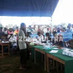 Pemilih Antri Salurkan Hak Suara di TPS 1 Marobo Pemilih Antri Salurkan Hak Suara di TPS 1 Marobo