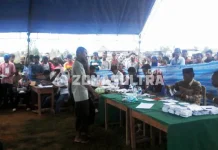 Pemilih Antri Salurkan Hak Suara di TPS 1 Marobo Pemilih Antri Salurkan Hak Suara di TPS 1 Marobo