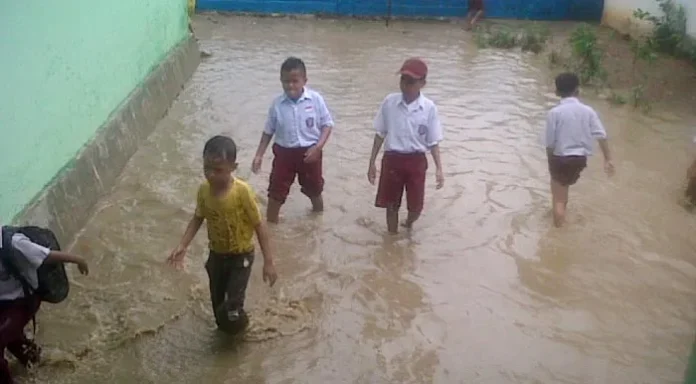 sd_kasipute_banjir Hujan Deras Sekolah Dasar di Bombana Terendam Banjir