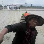 Percepat Waktu Tanam Padi, Petani Kendari Dapat Bantuan Mesin Tanam