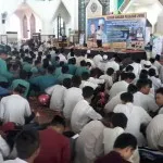 Hadirkan Ribuan Siswa di Zikir Akbar, Walikota Kendari Terima Penghargaan Dari LEPRID Sambut UN 2016, Ribuan Siswa Kendari Gelar Dzikir Akbar