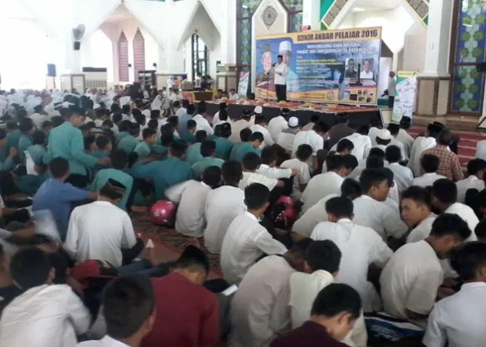 Sambut UN 2016, Ribuan Siswa Kendari Gelar Dzikir Akbar