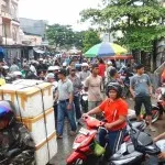 FOTO : Aksi Turun ke Jalan Pedagang Pasar Basah Mall Mandonga