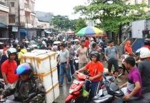 FOTO : Aksi Turun ke Jalan Pedagang Pasar Basah Mall Mandonga
