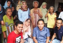 Gelar Bakti Sosial, Alumni Komunikasi UHO Santuni Warga Miskin Gelar Bakti Sosial, Alumni Komunikasi UHO Santuni Warga Miskin