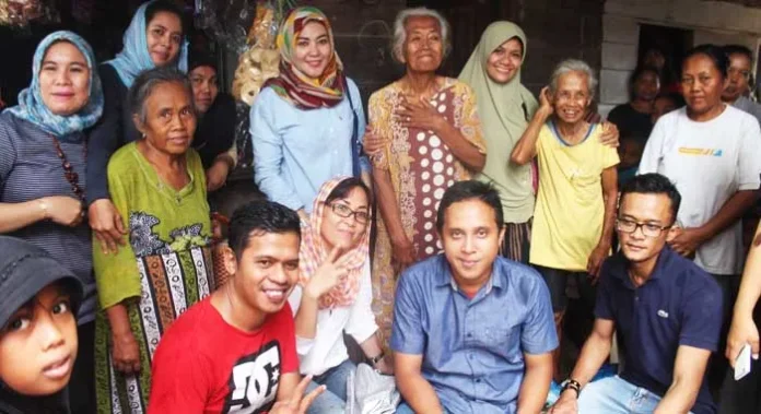 Gelar Bakti Sosial, Alumni Komunikasi UHO Santuni Warga Miskin