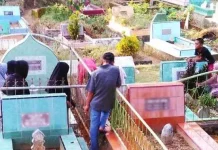 FOTO : Ziarah Kubur, Tradisi Warga Sultra Menyambut Ramadhan