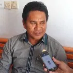 Agustus, Pendaftaran Calon Independen Buton Nampak Ketua KPU Kabupaten Buton Alimuddin Syukur S.Pd, saat ditemui ruang kerjanya. (NANANG/ZONASULTRA.COM)