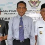 Raih WTP, BPK Temukan Tujuh Masalah Pengelolaan Keuangan di Konawe Kepala Badan Bemeriksa Keuangan (BPK) Perwakilan Sulawesi Tenggara (Sultra) Widyatmantoro bersama Bupati Konawe Kery Syaiful Konggoasa dan Ketua DPRD Konawe Gusli Topan Sabara di Kantor BPK Sultra, Kamis (28/7/2016). Konawe mendapat predikat Laporan Hasil Pemeriksaan (LHP) keuangan Wajar Tanpa Pengecualian (WTP) dari BPK. (Foto : Humas BPK for ZONASULTRA.COM)