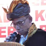 Bahasa Wolio Diprediksi Punah, Ini Kata Pemkot Baubau Asisten I Sekda Kota Baubau, La Ode Aswad menggunakan sentuhan adat Buton. Foto: Adnan Irham