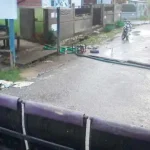 Lorong Wakil Gubernur dan Balon Walikota Kebanjiran, Warga Blokir Jalan Lorong Wakil Gubernur dan Balon Walikota Kebanjiran, Warga Blokir Jalan