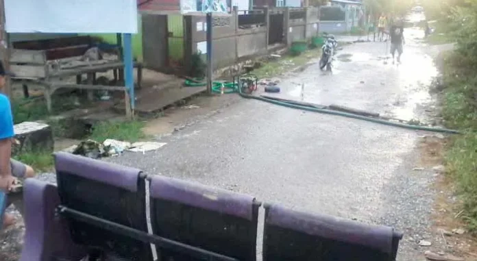 Lorong Wakil Gubernur dan Balon Walikota Kebanjiran, Warga Blokir Jalan