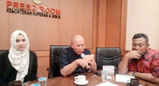 Intan Hapsari (kiri), Deputi Pengembangan SDM Prakoso BS (tengah), Asisten Deputi Budi Mustopo (kanan) Kementerian UKM Alokasikan Dana Rp 2 M untuk Pengembangan Kewirausahaan di Sultra