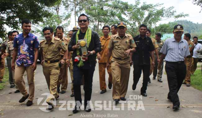 ​Wakil Bupati Konawe, Parinringi berjalan kaki mengarak tropi adipura buana saat memasuki halaman kantor Bupati Konawe. (FOTO : RESTU/ZONASULTRA.COM)