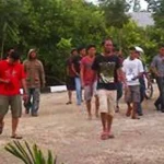 Polres Wakatobi Mulai Selediki Dua Oknum Polisi yang Aniaya Warga Keluarga korban penganiayaan oleh oknum anggota Polres Wakatobi datangi Polres Wakatobi. FOTO Duriani