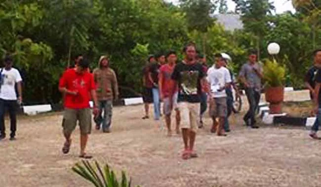 Keluarga korban penganiayaan oleh oknum anggota Polres Wakatobi datangi Polres Wakatobi Keluarga korban penganiayaan oleh oknum anggota Polres Wakatobi datangi Polres Wakatobi. FOTO Duriani