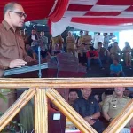 Kepala PN Unaaha Pamit Kepada Masyarakat Konut PIDATO KEPALA PN UNAAHA - Kepala Pengadilan Negeri (PN) Unaaha, Sapri saat berpamitan kepada masyarakat Konawe Utara pada acara Halal Bi Halal yang digelar dipelataran kantor bupati, Selasa (12/7/2016). MURTAIDIN/ZONASULTRA.COM