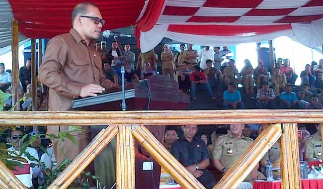PN Unaaha PIDATO KEPALA PN UNAAHA - Kepala Pengadilan Negeri (PN) Unaaha, Sapri saat berpamitan kepada masyarakat Konawe Utara pada acara Halal Bi Halal yang digelar dipelataran kantor bupati, Selasa (12/7/2016). MURTAIDIN/ZONASULTRA.COM