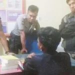 Mengaku Kopasus, Pemuda Stress Ini Mengamuk di Polres Kendari Mengaku Kopasus, Pemuda Stress Ini Mengamuk di Polres Kendari
