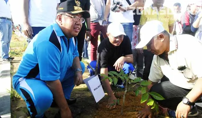 WALIKOTA_PENGHIJAUAN Walikota Kendari Apresiasi Penghijauan HUT ke-2 Zonasultra.com