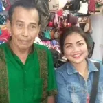 Gadis 18 Tahun di Bone Dipersunting Pria Berusia 63 Tahun Milawati (18) dan suami Haji Nasir (63) di mal Bone Trade Center, Kota Watampone, Kabupaten Bone, Kamis (14/7/2016). Foto : Istimewa