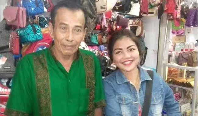 aji-nasir-di-bone_20160714_154336 Milawati (18) dan suami Haji Nasir (63) di mal Bone Trade Center, Kota Watampone, Kabupaten Bone, Kamis (14/7/2016). Foto : Istimewa